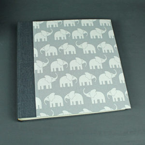 Großes graues Fotoalbum mit weißen Elefanten