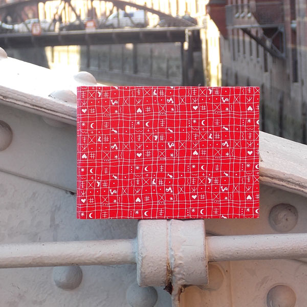Rotes Babyfotoalbum im Hähnchenmuster