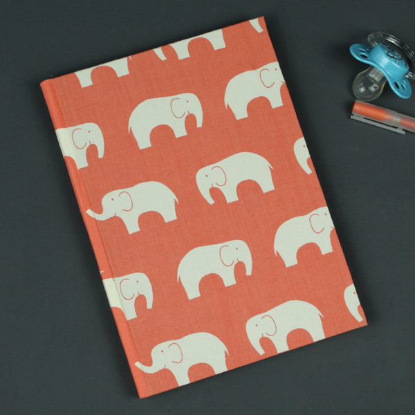 Apricot Babytagebuch mit cremefarbenen Elefanten