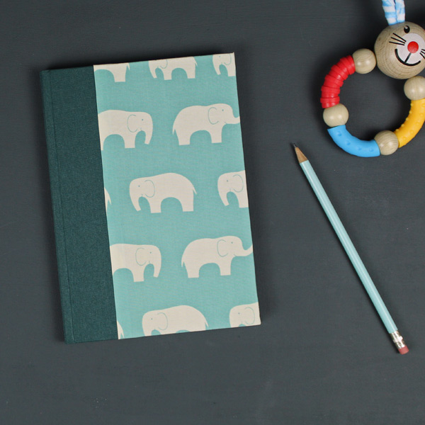 Grün türkis farbenes Babytagebuch mit cremefarbenen Elefanten