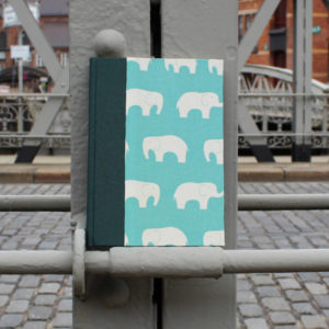 Grün türkis farbenes Babytagebuch mit cremefarbenen Elefanten
