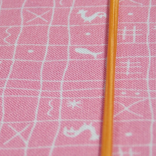 Babytagebuch mit rosa Stoff und Verschluss
