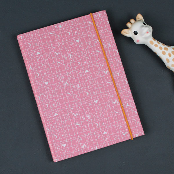 Rosa weiß gemustertes Babytagebuch mit Hähnchenmuster