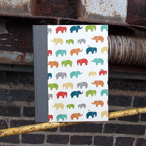 Taupe Kinderfotoalbum mit bunten Elefanten