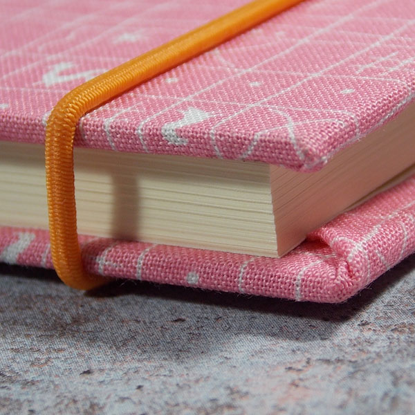 Babytagebuch mit rosa gemustertem Stoff