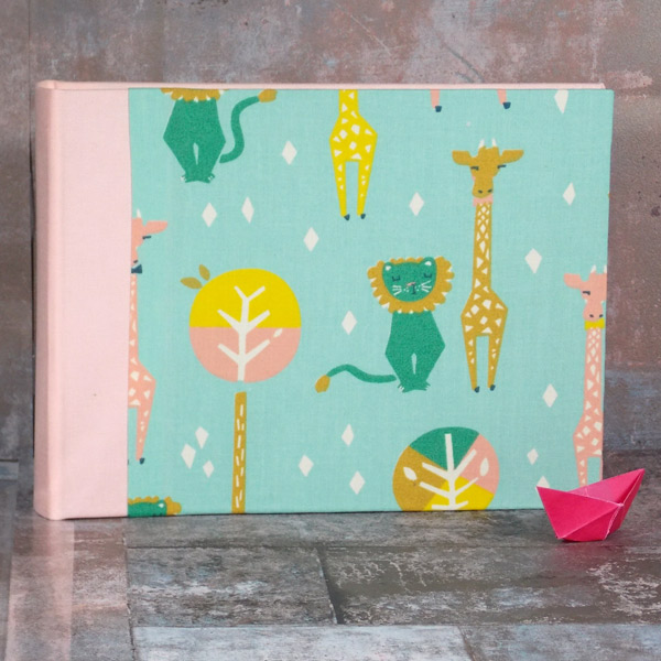 Rosa grünes Kinderfotoalbum Löwe mit Giraffe