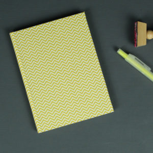 Kleines Adressbuch mit gelbem Chevronmuster