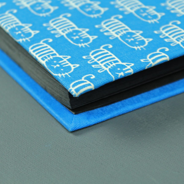 blau weiß Kinderfotoalbum schwarze Seiten