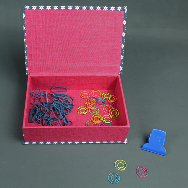Kleines pink blaues Kästchen für den Schreibtisch