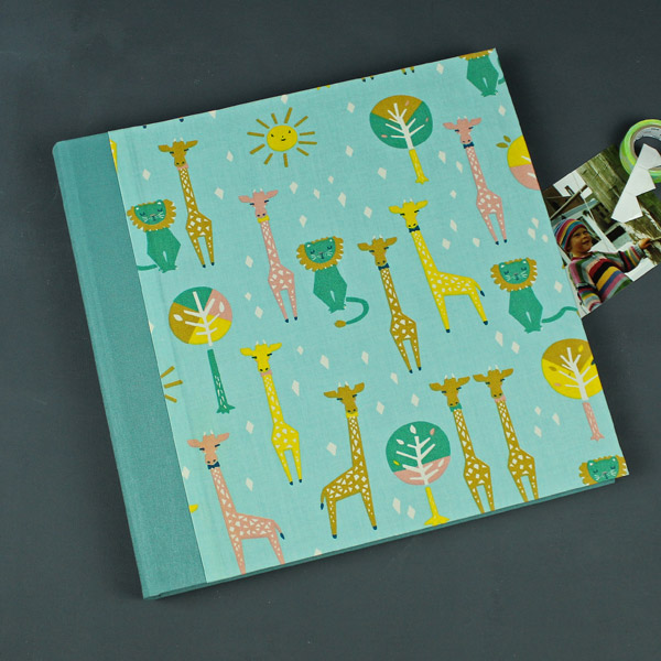 Großes grünes Fotoalbum Löwe und Giraffe