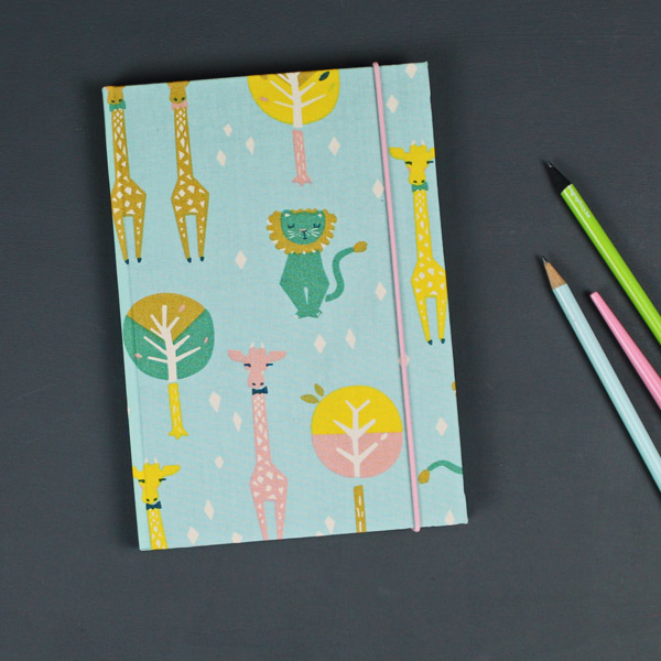 türkis gemustertes Babytagebuch mit Löwe und Giraffe