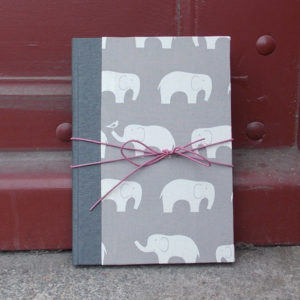 Babytagebuch Graubraun mit weißen Elefanten