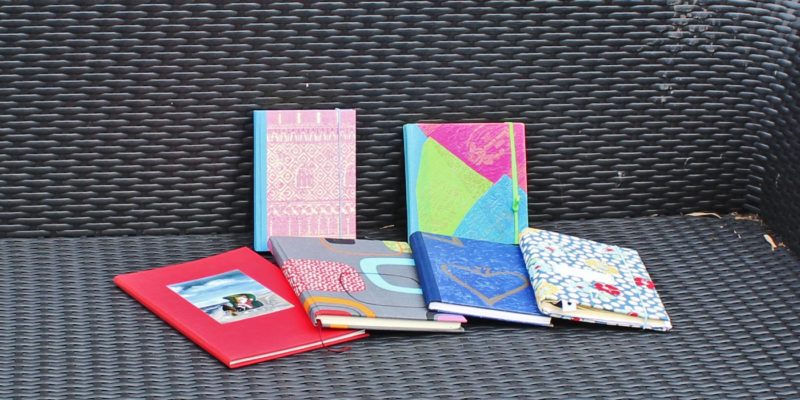 Farbenfrohe mit Stoff bezogene Notiz-und Tagebücher