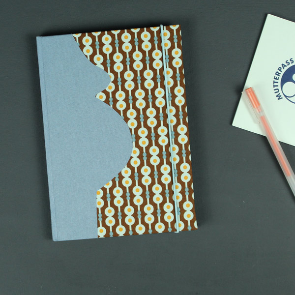Blau braunes Schwangerschaftstagebuch retro