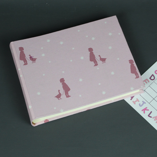 Kleines rosa pink Fotoalbum mit Gänseliesel und Sternen