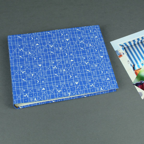 Babyfotoalbum im klassischen blauen Hähnchenmuster