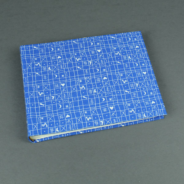 Kleines blaues Kinderfotoalbum mit Hähnchenmuster