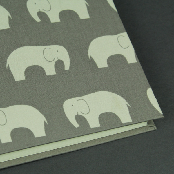 Taupe farbenes kleines Babyfotoalbum mit Elefanten