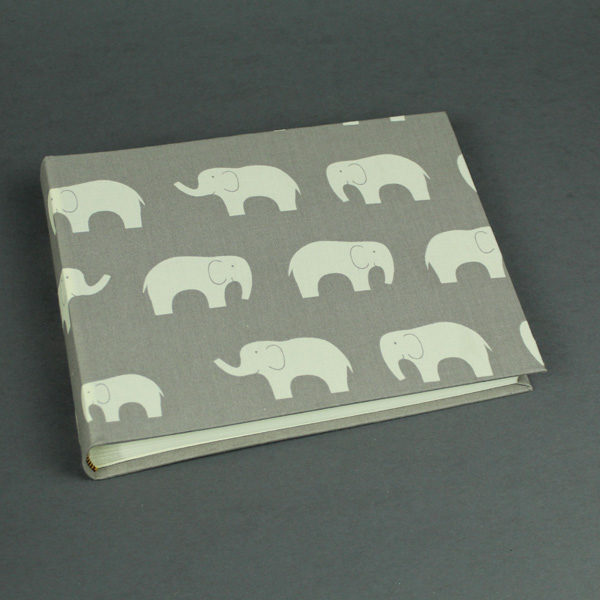 Kleines Kinderfotoalbum taupe mit weißen Elefanten