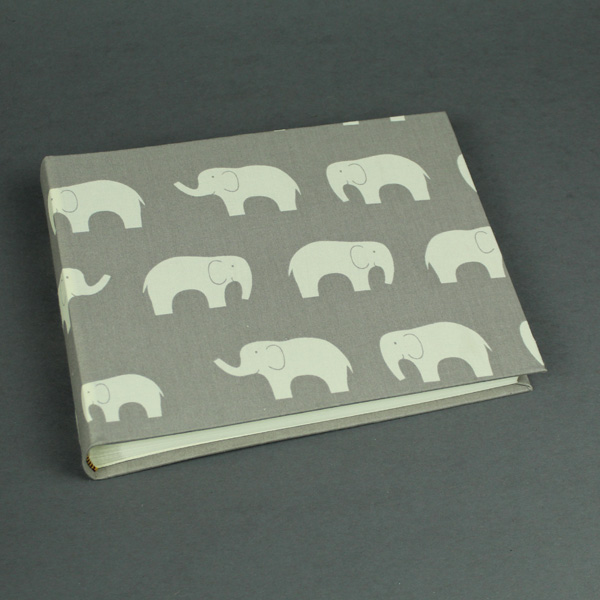 Kleines Kinderfotoalbum taupe mit weißen Elefanten