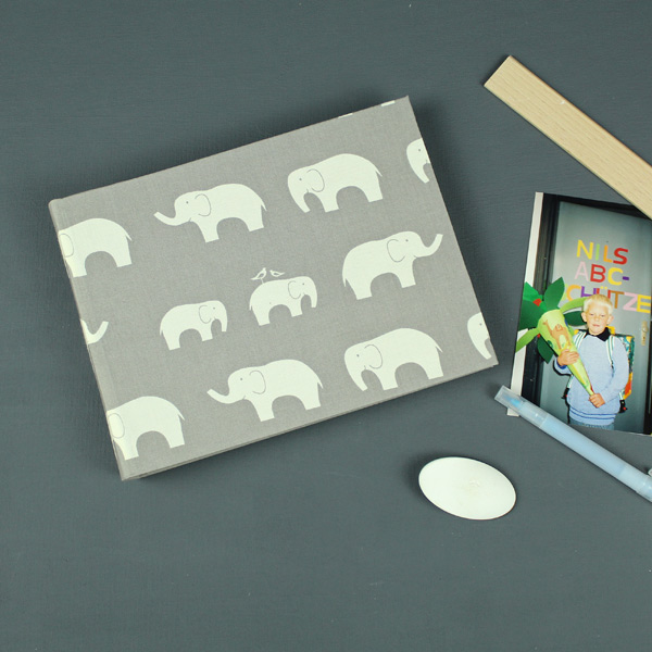 Kleines Fotoalbum taupe mit weißen Elefanten