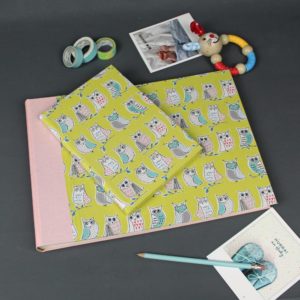 Gelb buntes Babytagebuch und Babyfotoalbum