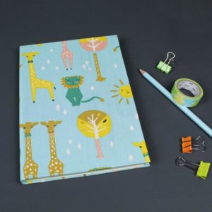 Türkis buntes Babytagebuch mit Löwe und Giraffen