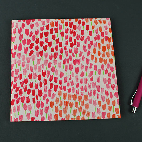 Cremefarbenes Gästebuch mit pink, rot, orange Tulpen