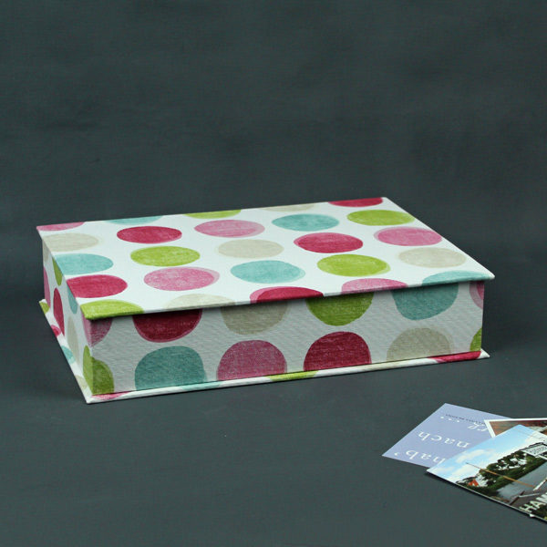 Cremefarbener Kasten mit großen kunterbunten Polka Dots