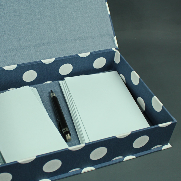 Blau gemusterter Kasten für Briefpapier