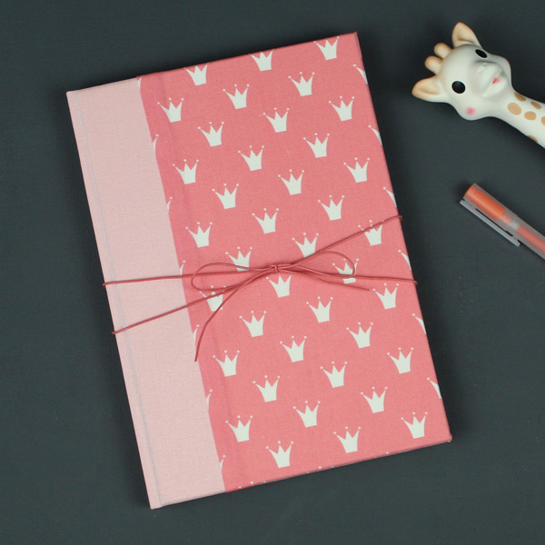 Apricot farbenes Babytagebuch mit weißen Krönchen und Lederband