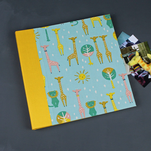 Großes Babyfotoalbum mit Löwe und Giraffe gelb türkis