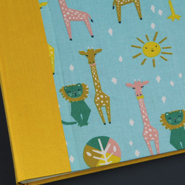 gelb türkis gemustertes Kinderfotoalbum