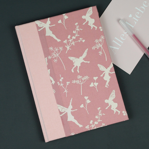 Apricot rosa farbenes Babytagebuch mit weißen Elfen