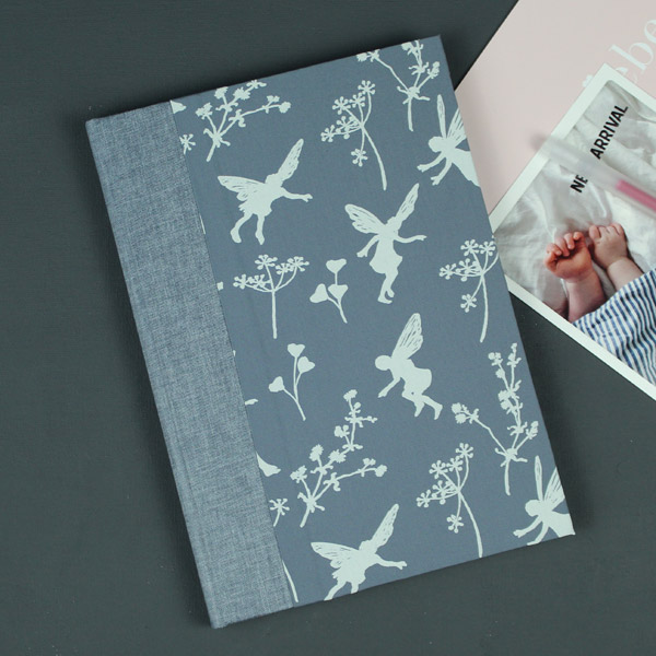 Graues liniertes Babytagebuch bedruckt mit weißen Elfen