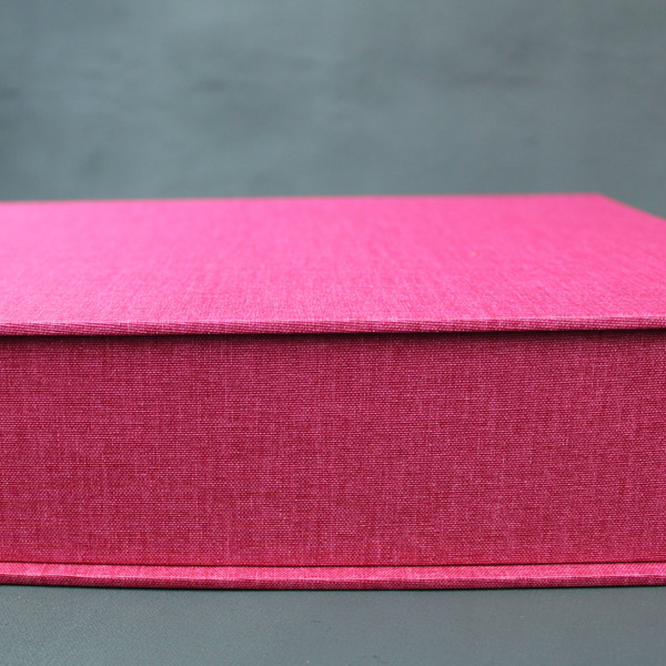 Schlichter magenta blau bezogener Schmuckkasten