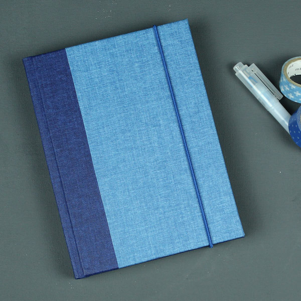 Kleines Leinen bezogenes Notizbuch in zwei Blautönen