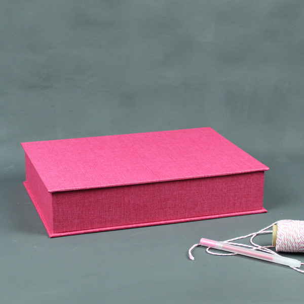 Leuchtend magenta bezogener großer Klappkasten