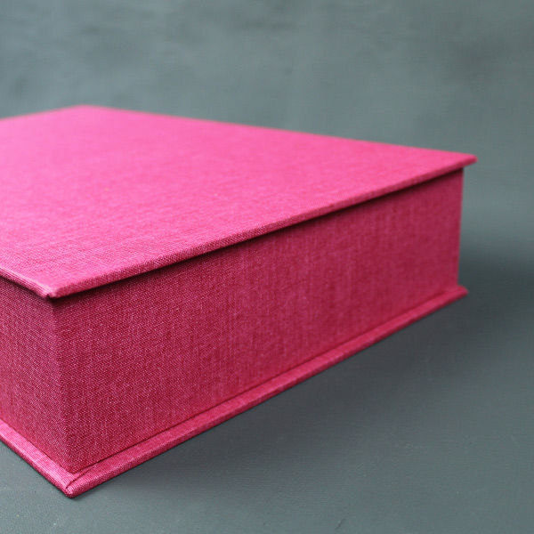 Pink blau farbener Schreibtischkasten
