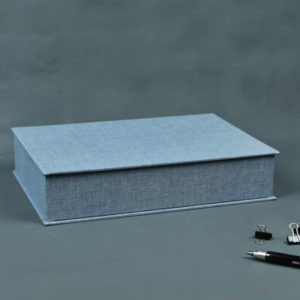 Schlichter edler Leinen bezogener Schreibtischkasten grau