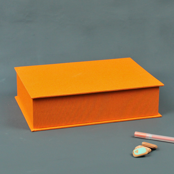 Schlichter orange Schmuckkasten mit buntem Innenleben