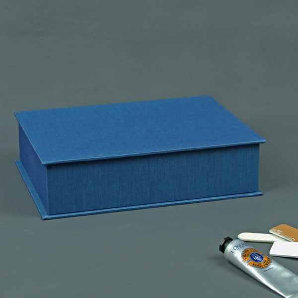 Mittlerer Kasten mit blauem Leinen und blau weißem Papier