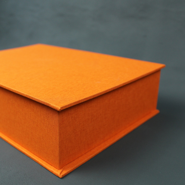 Schlichter orange grüner Kosmetikkasten