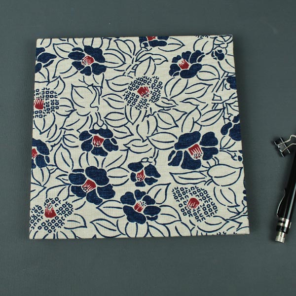 Gästebuch Creme mit dunkelblauen Blüten und Blättern