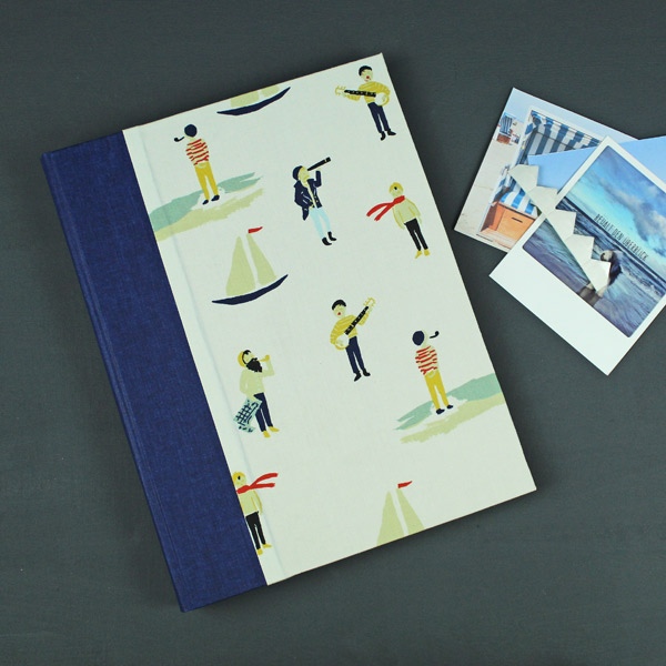 Blau creme gemustertes Fotoalbum mit maritimen Motiven