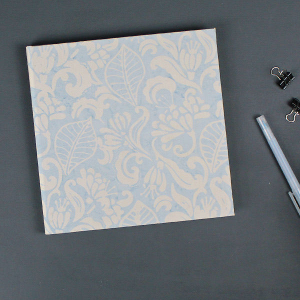 Hellblau weiß gemustertes Gästebuch im Batiklook