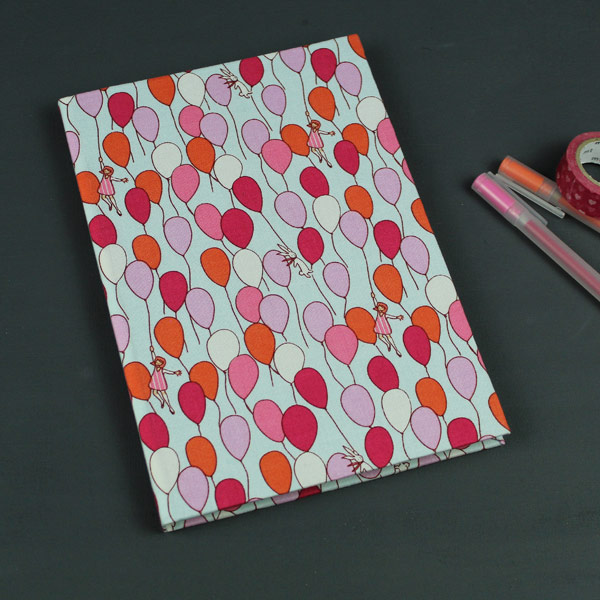 Liniertes blau pink gemustertes Babytagebuch mit Luftballons