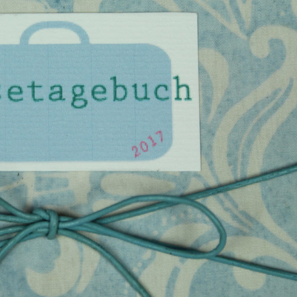 Hellblau weiß gemustertes Reisetagebuch