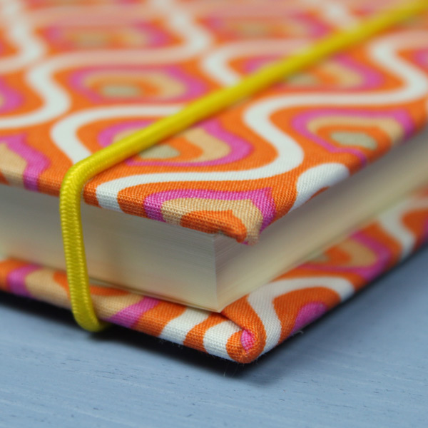 Pink Orange Reisetagebuch mit Gummikordel als Verschluss