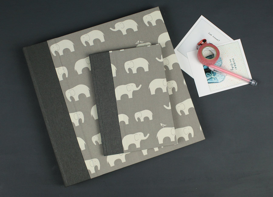 Babyfotoalbum und Babytagebuch Taupe mit weißen Elefanten